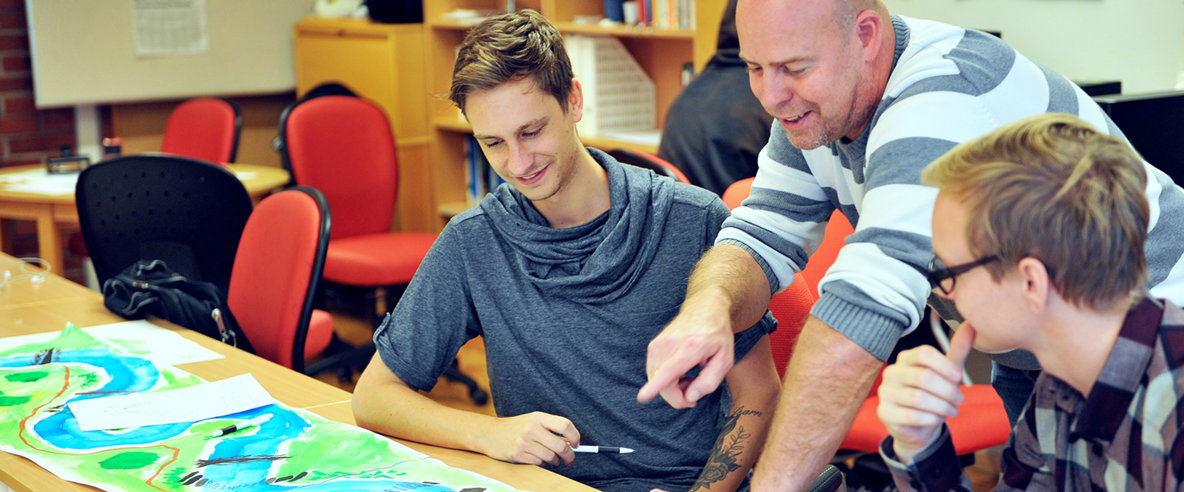 Bild. Lärare och elever i ett klassrum.