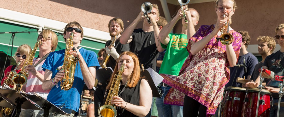 Musiklinjens partyband spelar utomhus under avslutningsveckan 2018