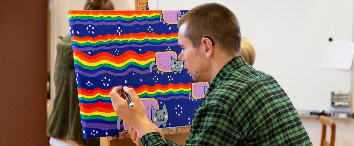 En deltagare målar i Kävesta folkhögskolas konsthus.