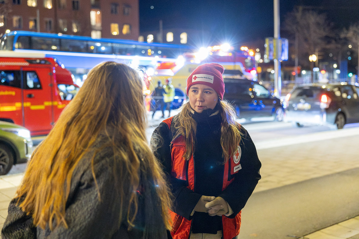 Krisstödjare från Röda Korset vid en olycksplats