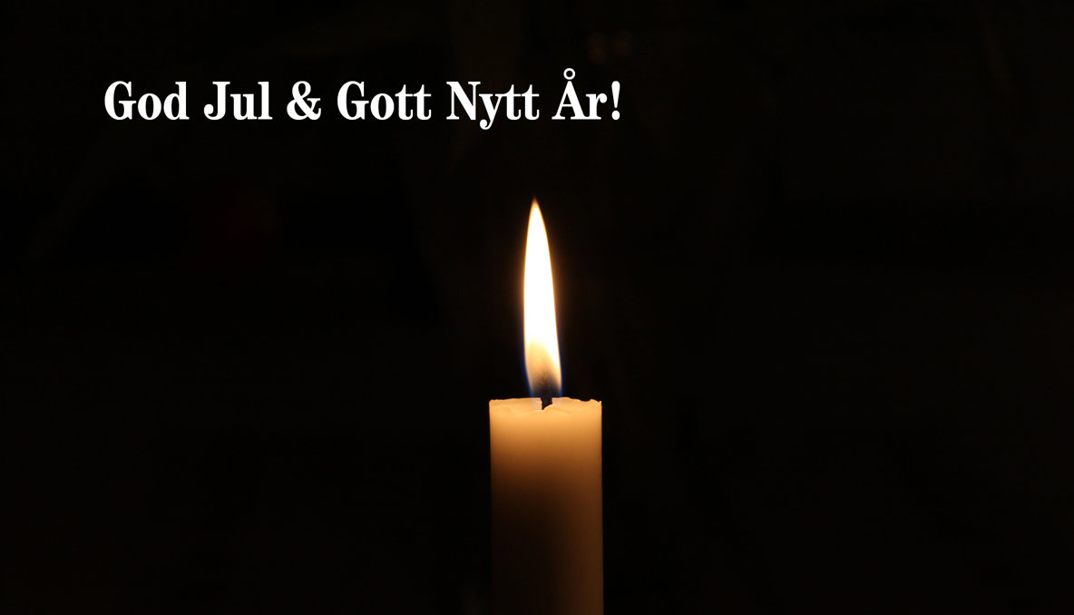 Ett tänt levande stearinljus på en mörk bakgrund. 