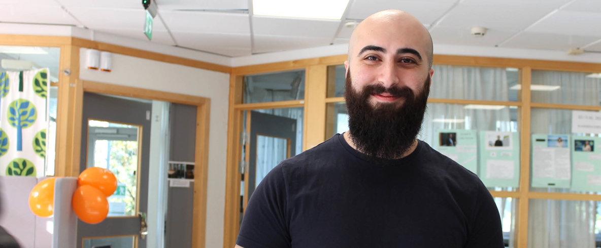 glad kille i svart t-shirt som går på folkhögskola