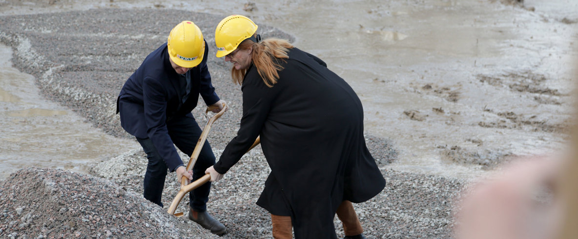 Bengt Storbacka och Elisabeth Rosander tar förstas spadtaget.
