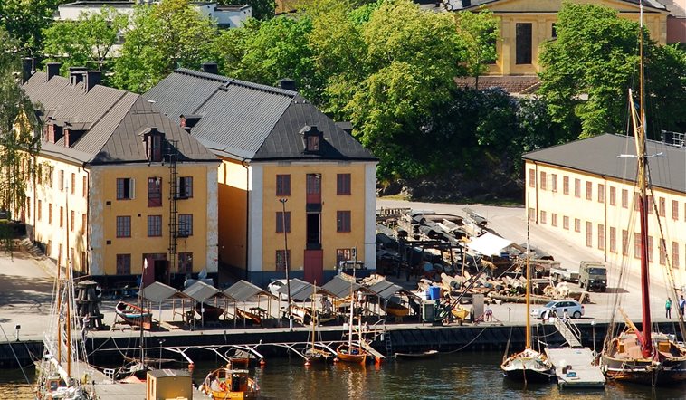 Skeppsholmens folkhögskola ligger på Skeppsholmen, ön mitt i Stockholm 