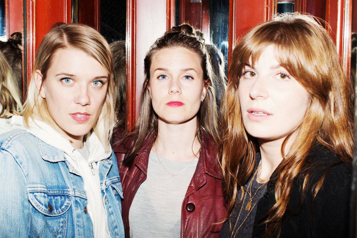 Bild. De tre filmarma Mika Gustafson, Olivia Kastebring och Christina Tsiobanelis uppställda i en hiss.