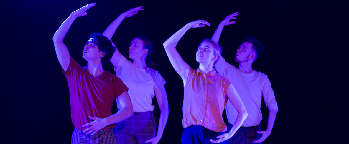 Fyra dansare på scen