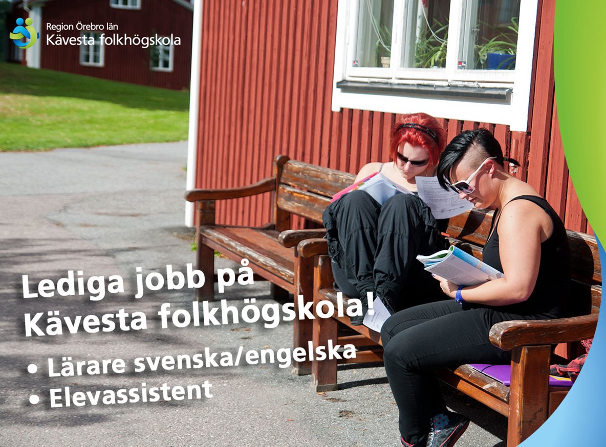 Två deltagare pluggar på en bänk utomhus. Text: Lediga jobb på  Kävesta folkhögskola! • Lärare svenska/engelska • Elevassistent