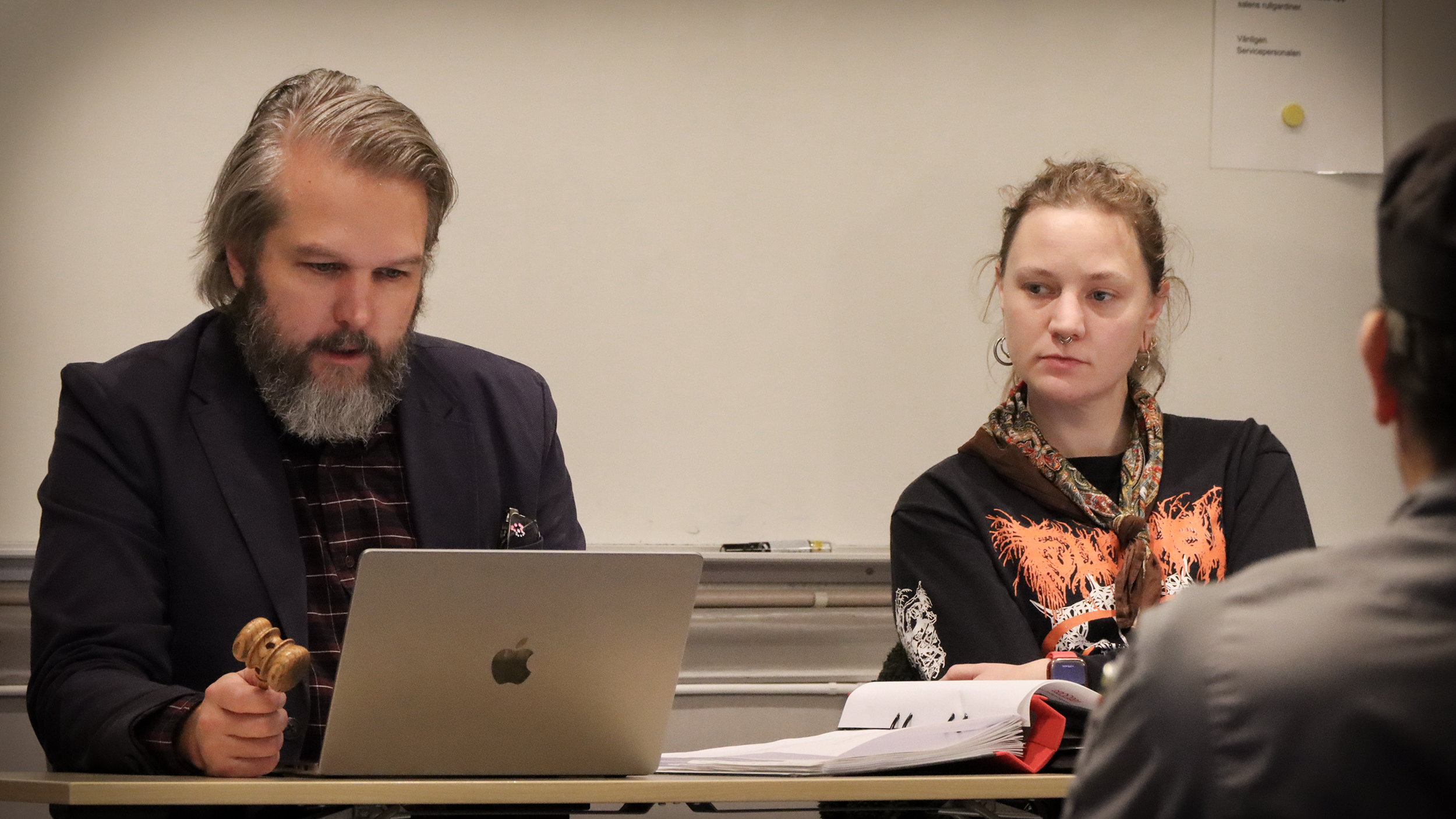 Rektor Daniel Berton leder skolrådet, här med Elina Wieser som sekreterare.