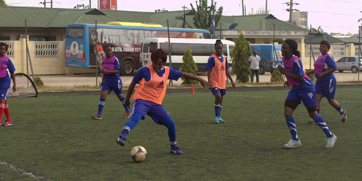 Fotbollsspel på en gräsplan i Tanzania. Foto: KTO