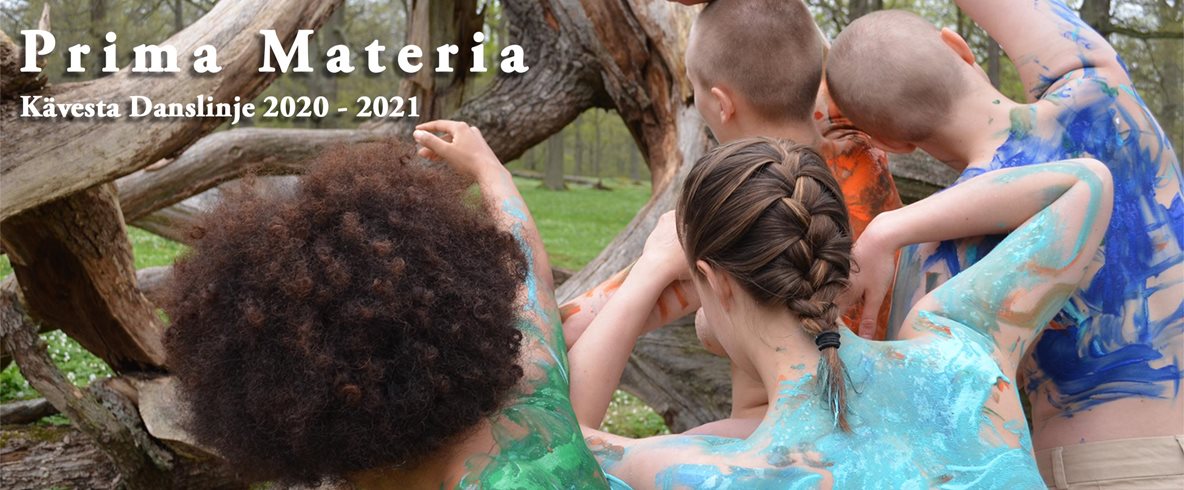Tre dansare står vända mot ett träd, med ryggen mot kameran. Deras ryggar är färgade i grönt, turkost, blått och orange. Text på bilden: Prima Materia. Kävesta Danslinje 2020 - 2021.