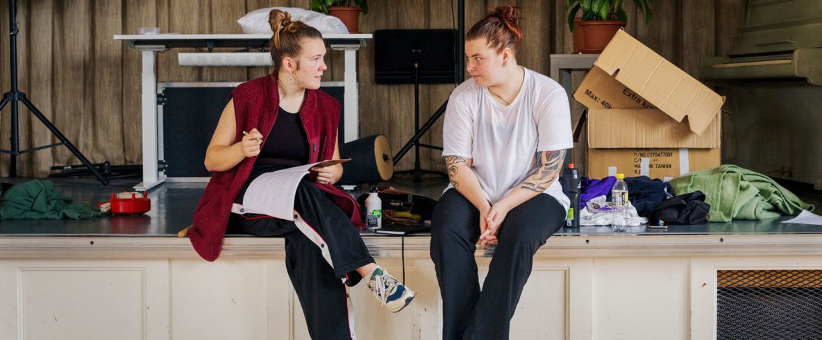 Två personer tittar på en dator.