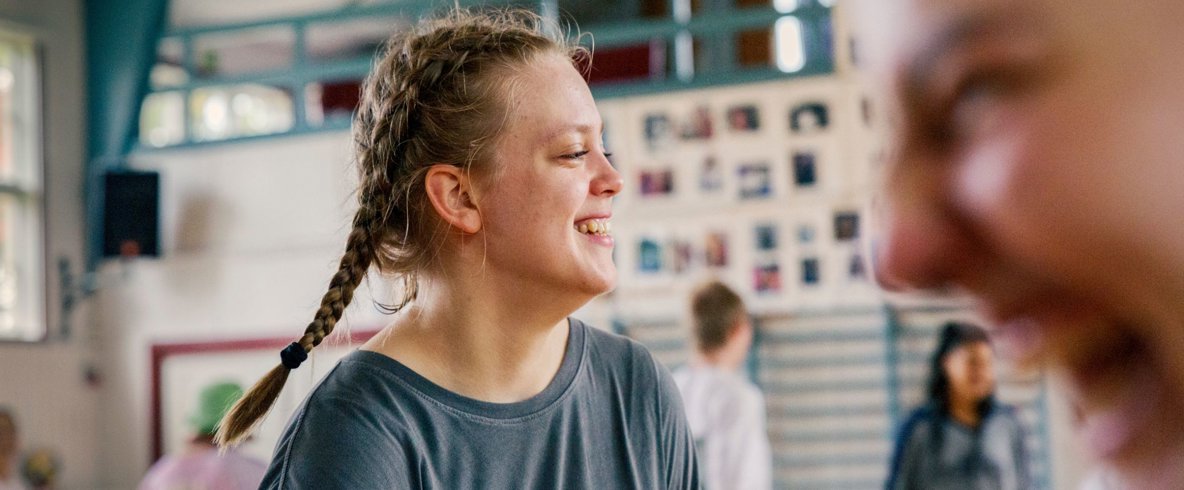 Två personer tittar in i kameran. 