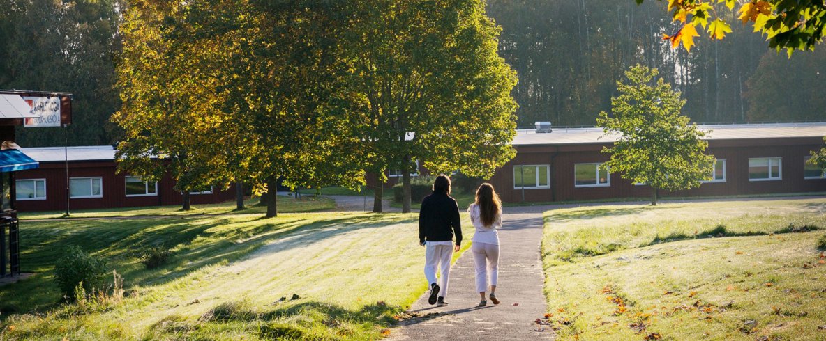Två personer diskuterar.