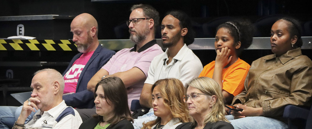 Kursdeltagare och personal från Åsa folkhögskola besöker regionfullmäktige.