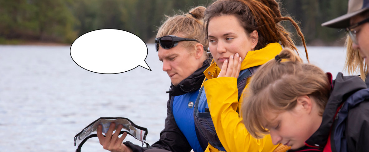 Folkhögskoledeltagare i en kanot. En av deltagarna tittar på en karta med rynkad panna. En tecknad pratbubbla finns i närheten av hans mun.