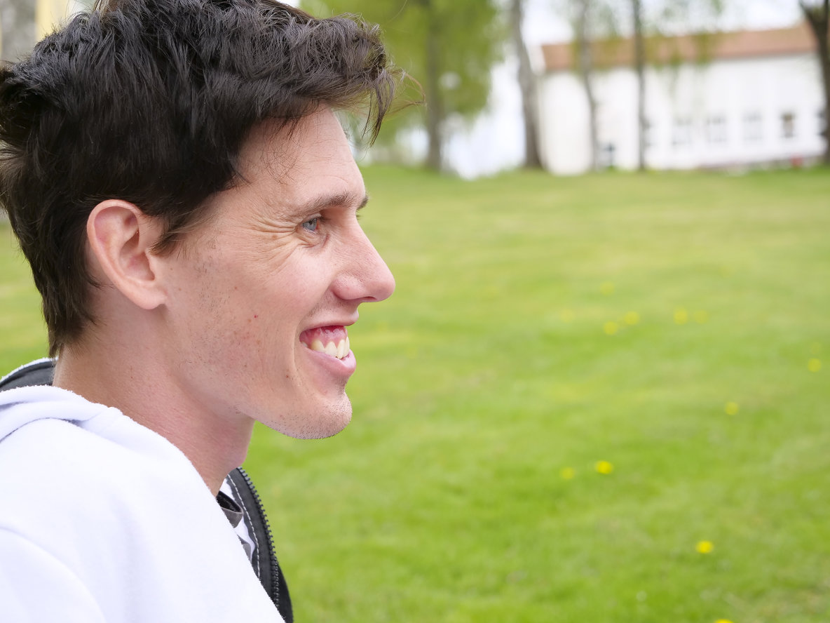 Alex, en av Livslinjens deltagare, fotograferad i profil.