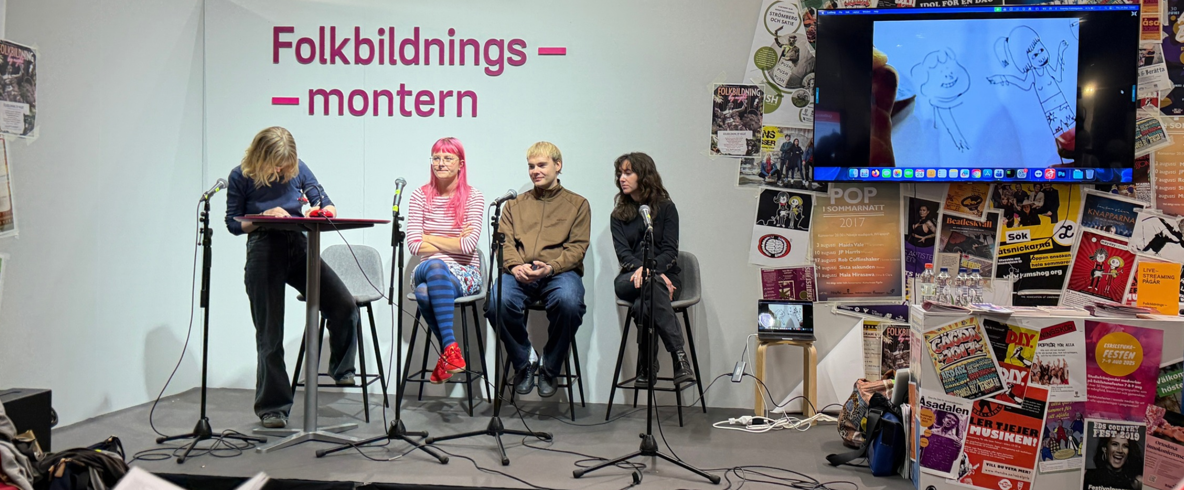 Serieskolans deltagare under sitt framträdande på Folkbildningsmontern.