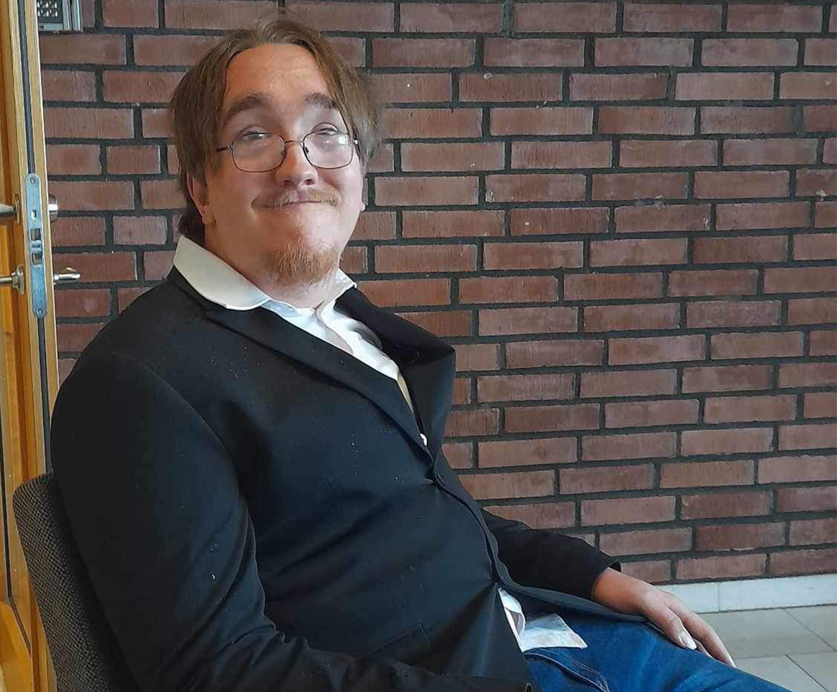 Vidar sittandes i en fåtölj i skoans entré.