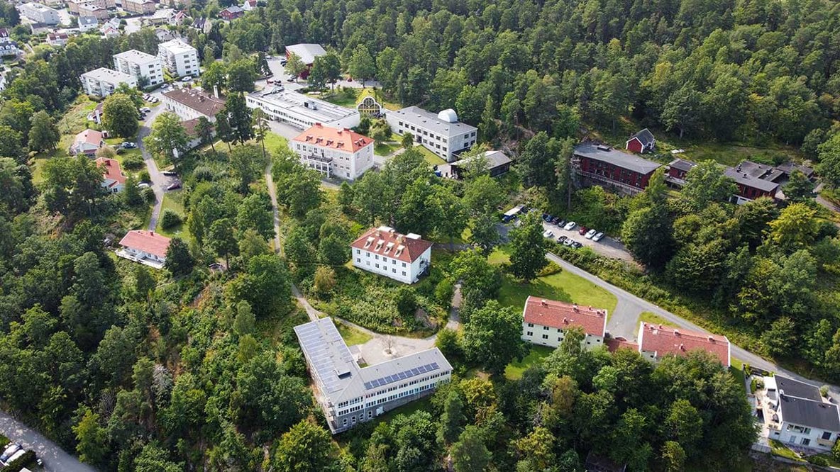 Södra Vätterbygdens folkhögskola från ovan.