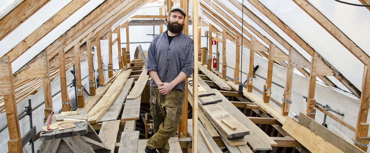 Hjalmar Hagström står i en halvbyggd båt.