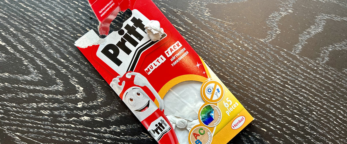 En förpackning med häftmassa.