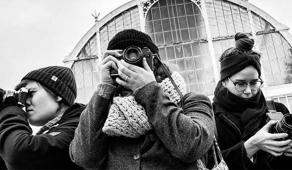 Svart/vit bild på tre fotografer