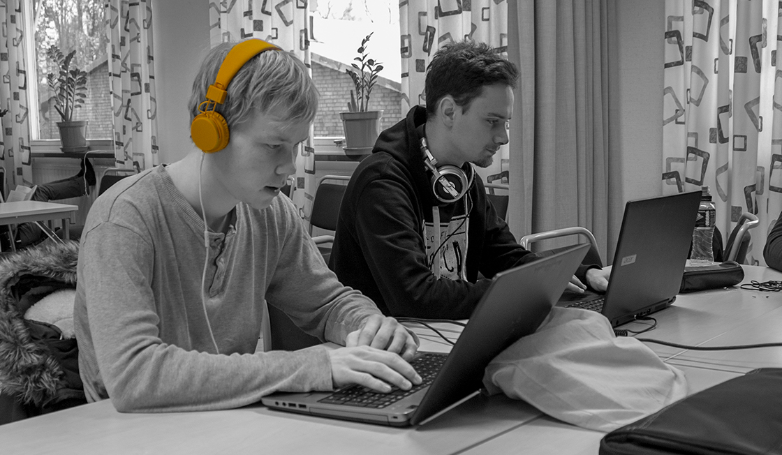 Två deltagare vid datorer