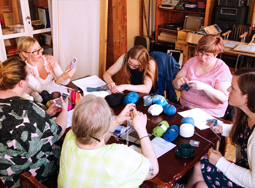 Bild: En grupp arbetar med olika hantverk.