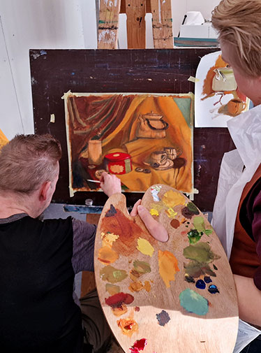 Bild: Deltagare och handledare jobbar med en oljem&aring;lning