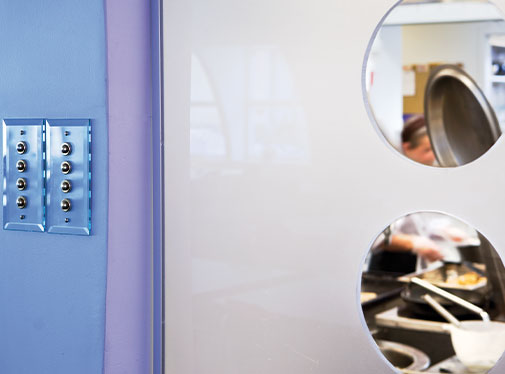 Bild: F&ouml;rberedelser i k&ouml;ket. Foto: Arto Liiti