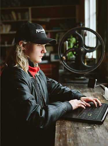 Bild: Deltagare på Allmän kurs skriver på en dator.