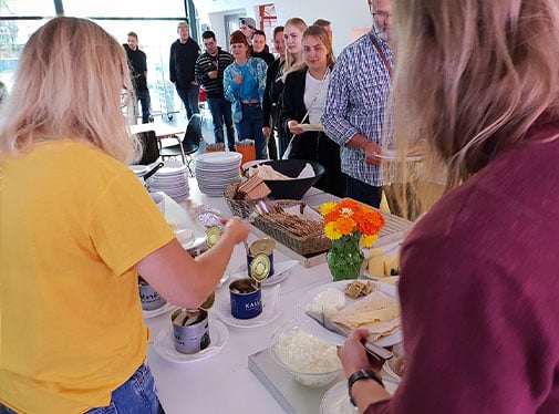 Bild: Skolans deltagare h&auml;mtar mat under sommarfesten 2021.