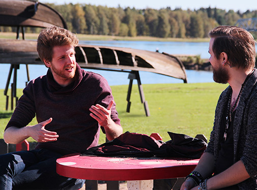 Bild: Deltagare p&aring; Allm&auml;n kurs samtalar vid Torne &auml;lv.