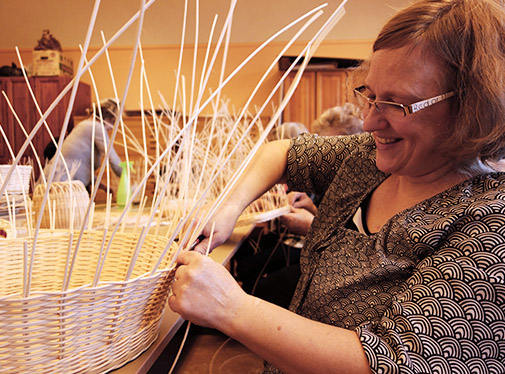 Bild: Kursledaren Saara jobbar med rotting.