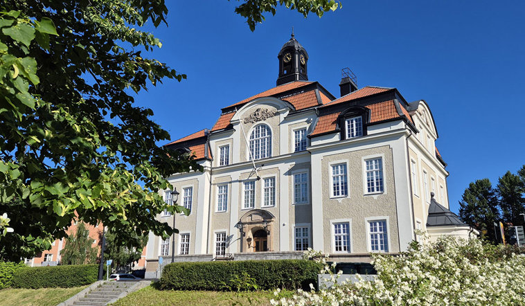Framsidan av skolans lokaler, det gamla rådhuset från 1919 i Örnsköldsvik. 