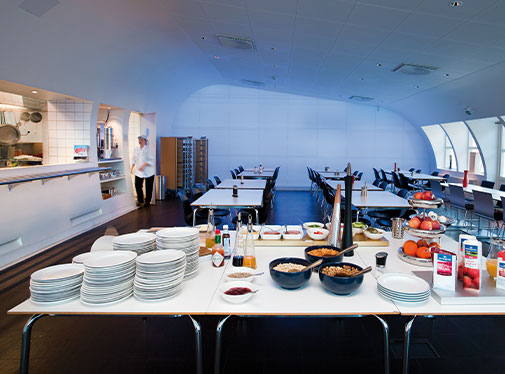 Bild: Minervas frukostbord. Foto: Arto Liiti